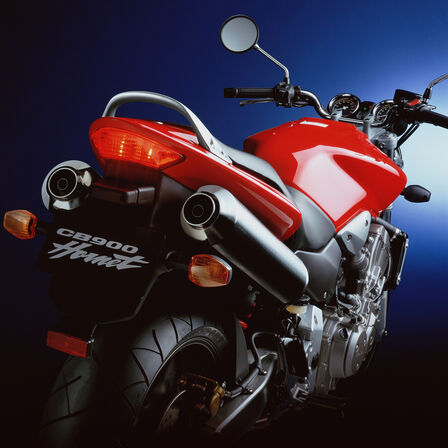 Detailní pohled zezadu na Hondu Hornet CB900.