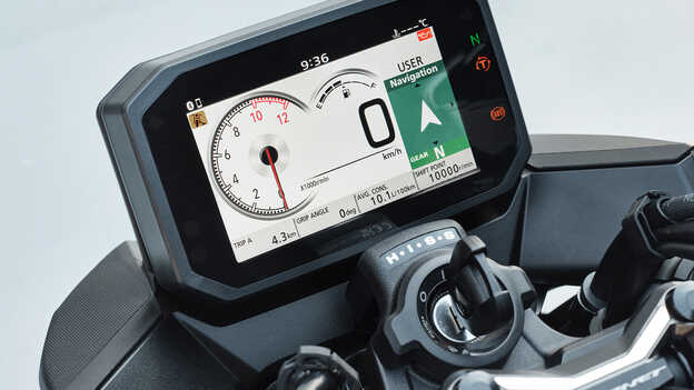 TFT displej modelu Honda CB750 Hornet s navigací.