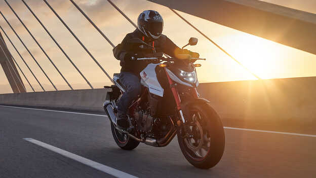 Honda CB750 za jízdy přes most.