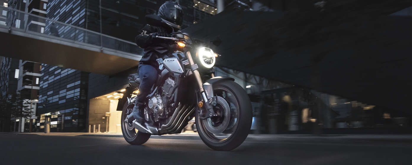 Motocykl Honda CB650R při jízdě po ulici