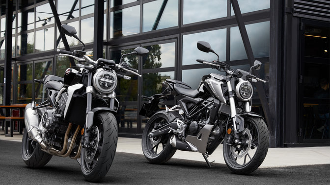 Motocykly Honda CB1000R a CB125R zaparkované na ulici