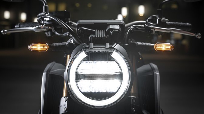 Detailní záběr světlometů modelu Honda CB650R