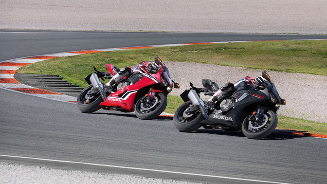 2 Honda CBR1000RR Fireblade na závodní dráze