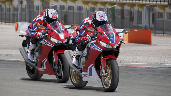 Honda CBR1000RR Fireblade a Honda CBR1000RR Fireblade SP na závodní dráze