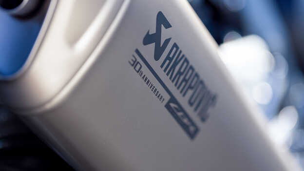 Detail tlumiče výfuku s logem Akrapovič na motocyklu Honda CBR1000RR-R Fireblade