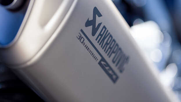 Detail tlumiče výfuku s logem Akrapovič na motocyklu Honda CBR1000RR-R Fireblade
