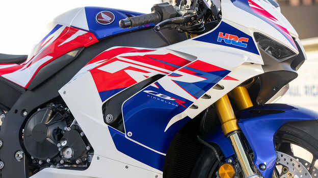 Detailní záběr samolepek s logem HRC motocyklu Honda CBR1000RR-R Fireblade