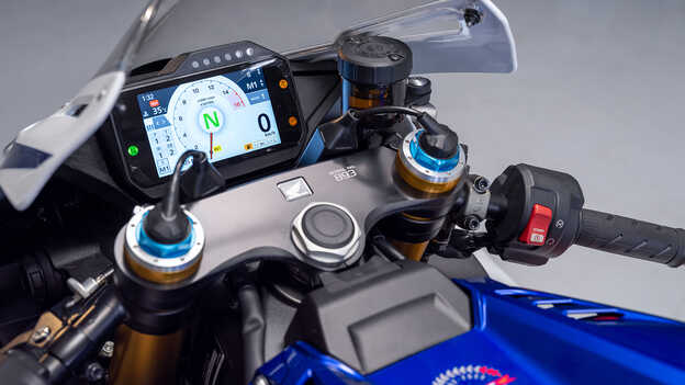 Detailní záběr přístrojového panelu Honda CBR1000RR-R Fireblade