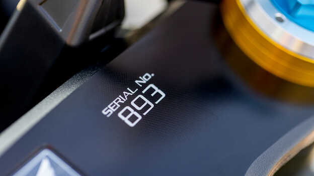 Detailní záběr sériového čísla vyrytého do brýlí vidlice stroje Honda CBR1000RR-R Fireblade