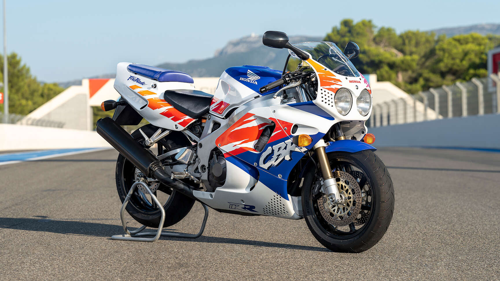 Boční pohled na motocykl 1992 CBR900R Fireblade ve studiu