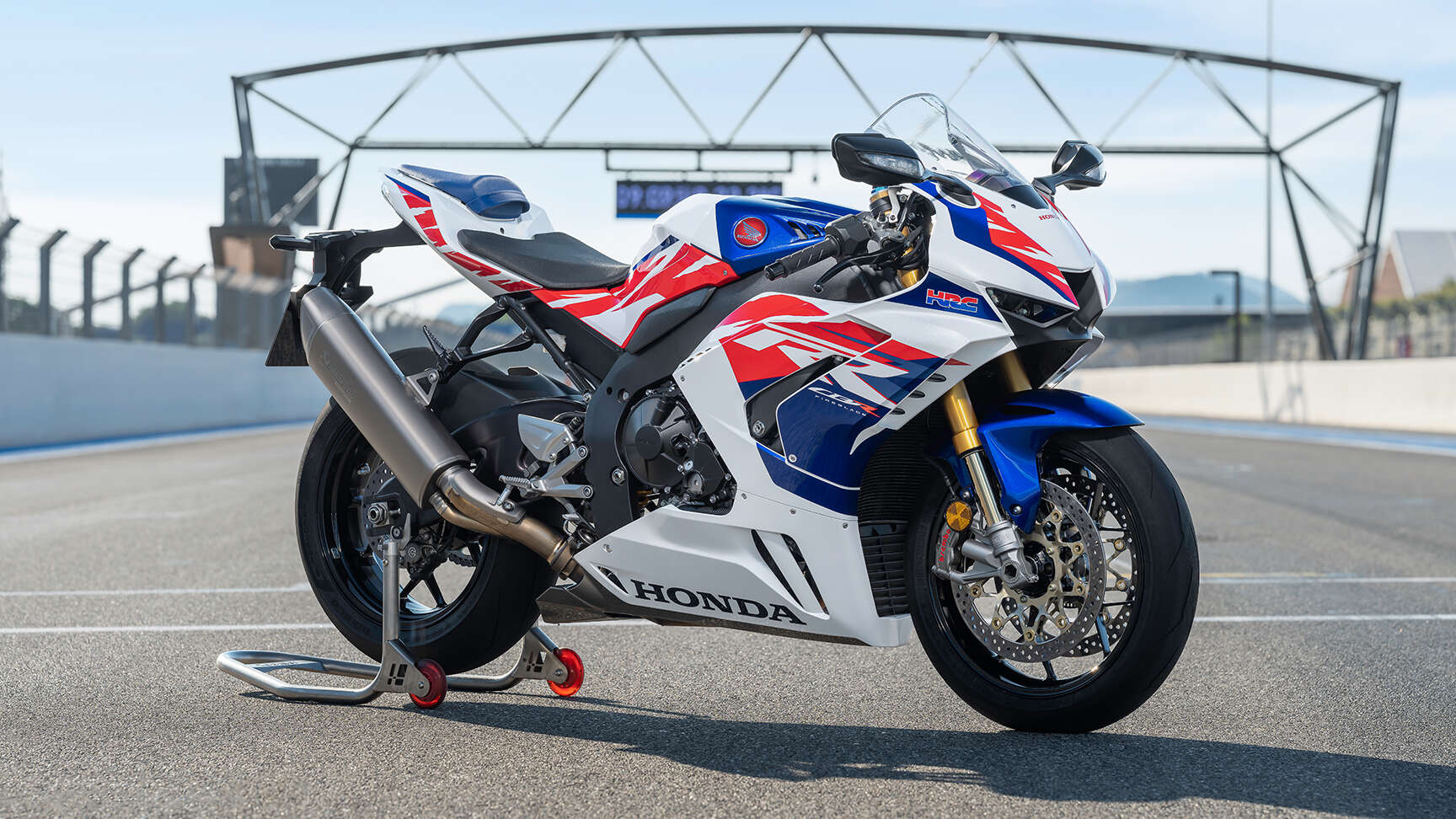 Boční pohled na motocykl CBR1000RR-R Fireblade SP k 30. výročí pro rok 2022 ve studiu