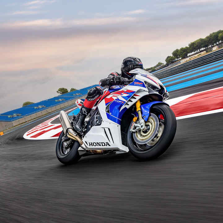 Přední pravý tříčtvrtinový pohled na model Honda CBR1000RR-R-Fireblade s jezdcem na závodní dráze