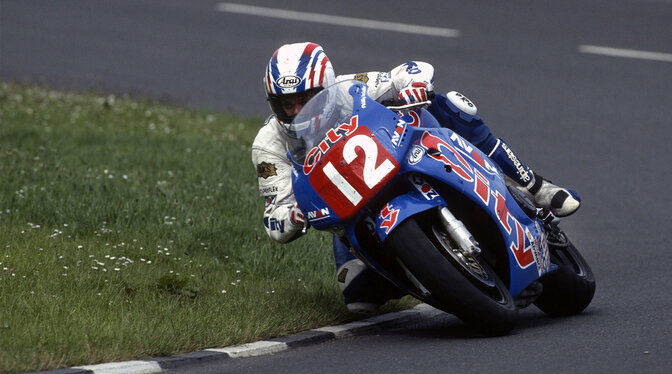 Honda CBR900R 1996–1998 s jezdcem na závodní dráze. Fotografie: Snímek z roku 1996 – NK Photography 