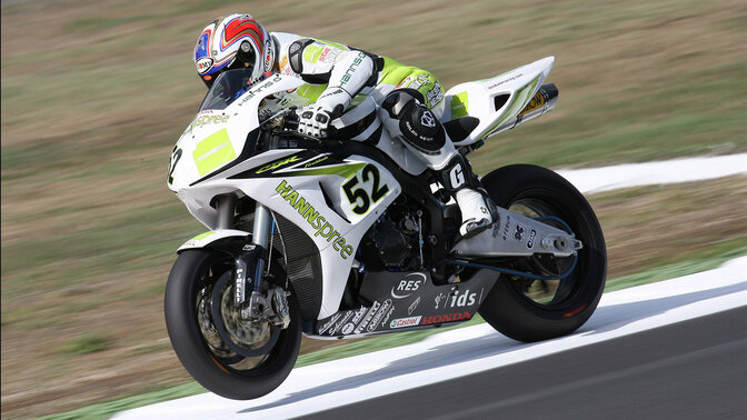 Honda CBR1000RR 2004–2007 s jezdcem na závodní dráze