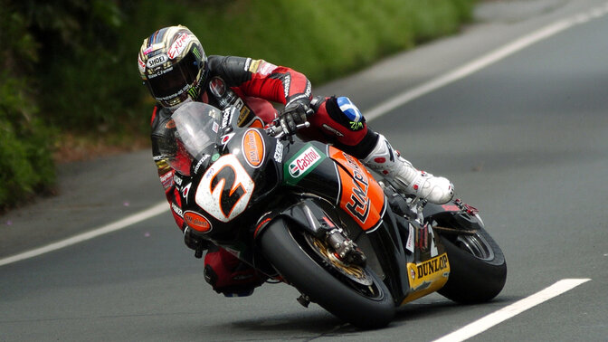 Honda CBR1000RR 2008–2011 s jezdcem na závodní dráze. 