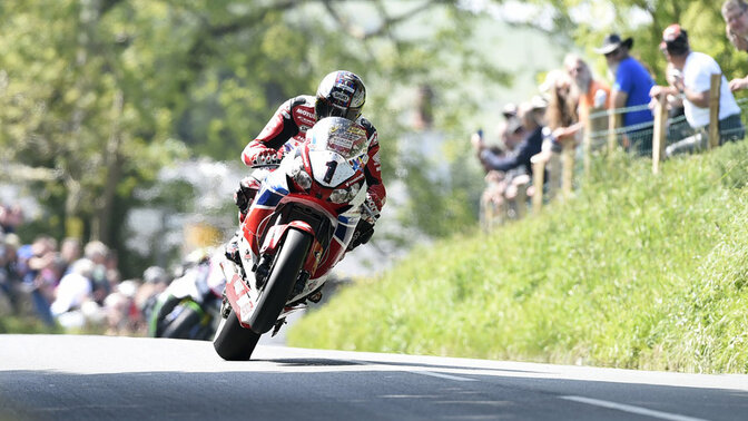 Honda CBR1000RR 2012–2014 s jezdcem na závodní dráze. Fotografie: Snímek z roku 2014 – závody Isle of Man TT