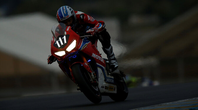 Honda CBR1000RR 2017–2020 s jezdcem na závodní dráze