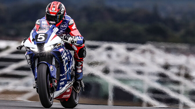 Honda CBR1000RR 2017–2020 s jezdcem na závodní dráze