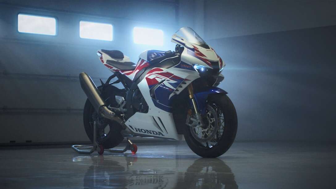 Honda CBR1000RR-R Fireblade s jezdcem na závodní dráze