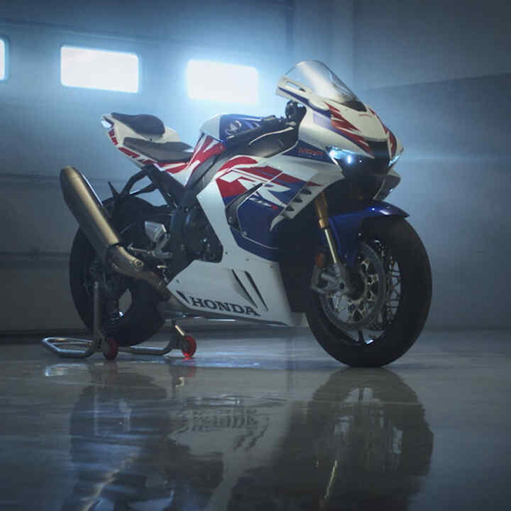 Honda CBR1000RR-R Fireblade s jezdcem na závodní dráze