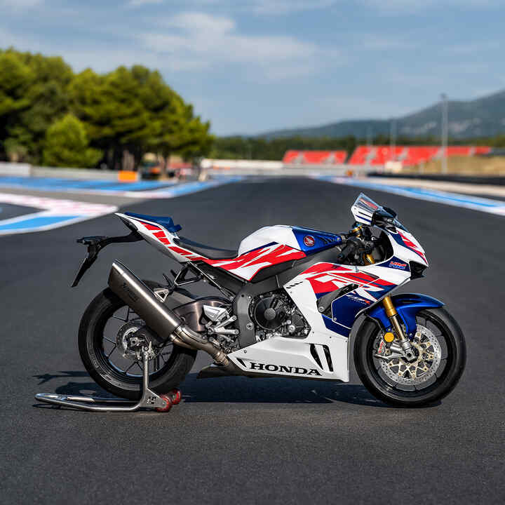Pravý boční pohled na motocykl Honda CBR1000RR-R Fireblade na závodní dráze