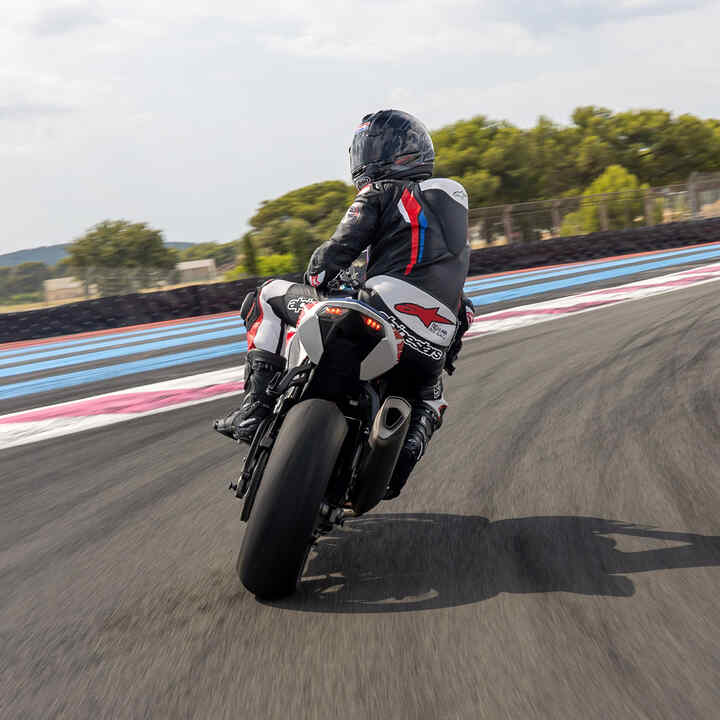 Zadní strana motocyklu Honda CBR1000RR-R Fireblade s jezdcem na závodní dráze