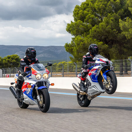 Boční pohled na tři modely Honda CBR1000RR-R Fireblade a Fireblade SP parked na závodní dráze