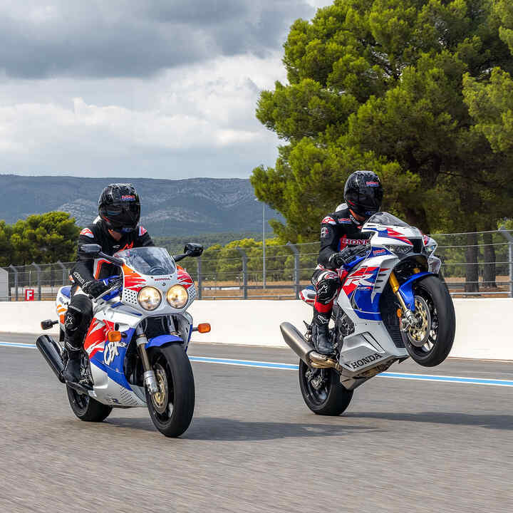 Boční pohled na tři modely Honda CBR1000RR-R Fireblade a Fireblade SP parked na závodní dráze