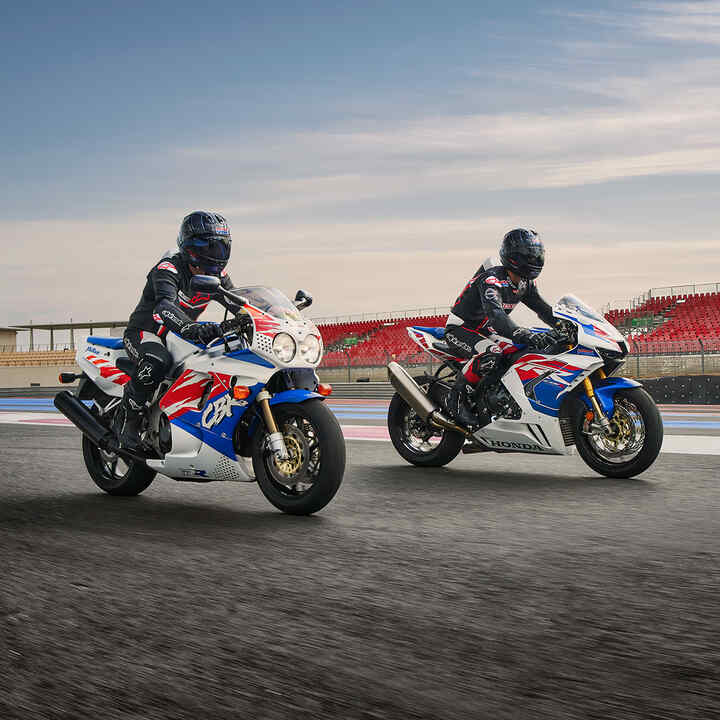 Boční pohled na dva jezdce na strojích Honda CBR1000RR-R-Fireblade na závodní dráze