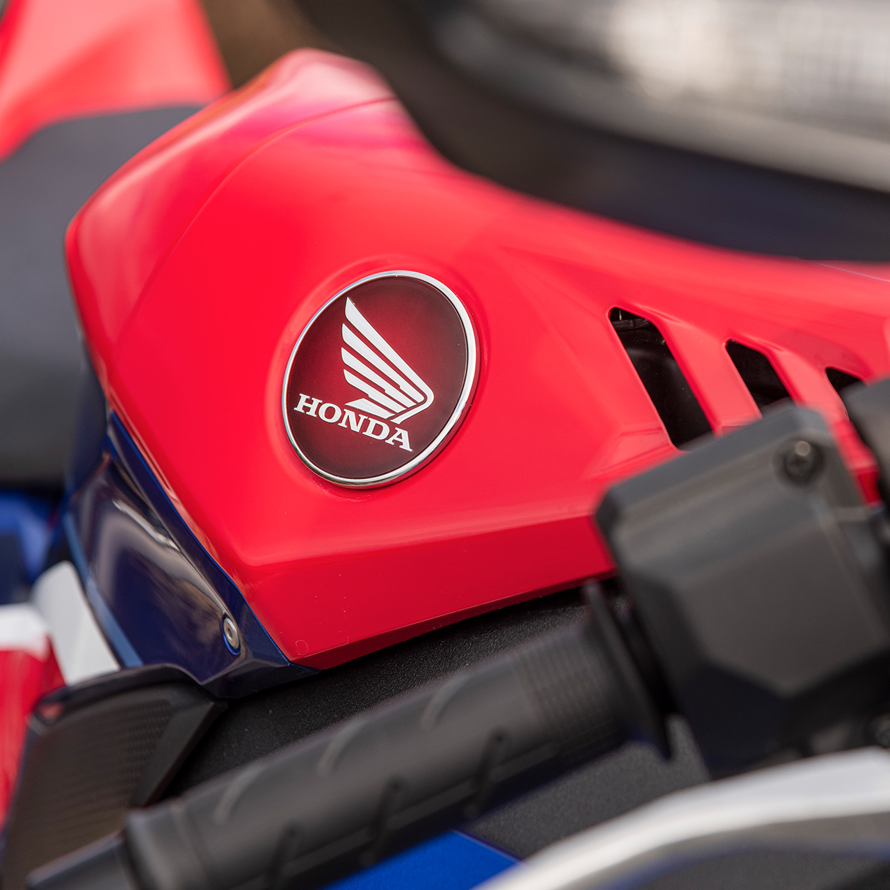 Okřídlené logo Honda CBR1000RR-R na palivovou nádrž
