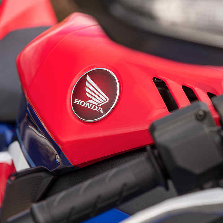 Okřídlené logo Honda CBR1000RR-R na palivovou nádrž