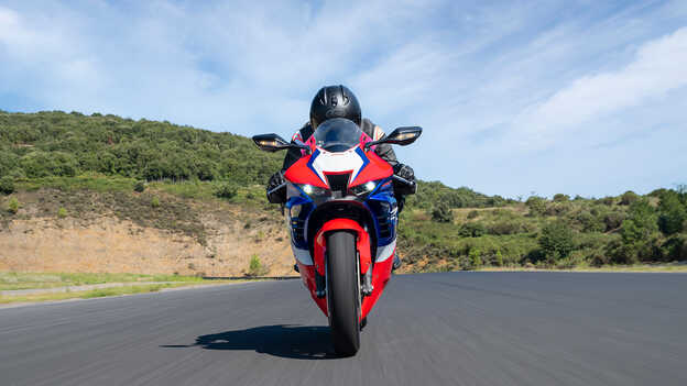 Honda CBR1000RR-R Fireblade s předním sáním vzduchu HRC a konstrukcí s křidélky