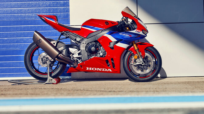 Boční pohled na stojící motocykl Honda CBR1000rr-r Fireblade.