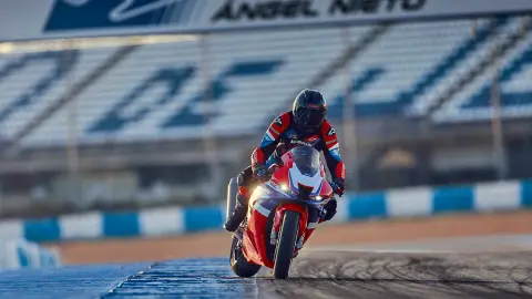Přední tříčtvrtinový pohled na stojící model Honda CBR1000rr-r Fireblade na trati.