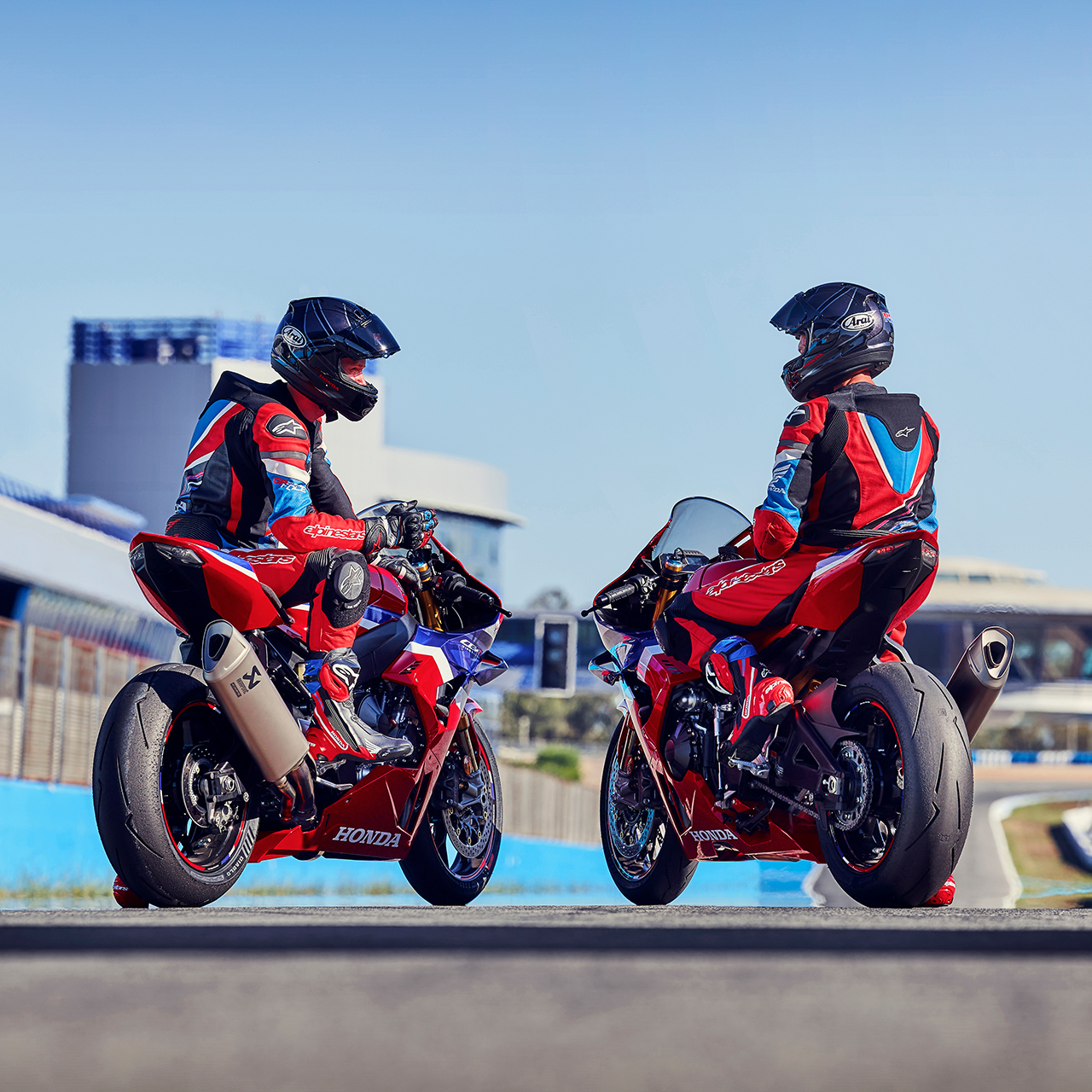 Pohled zezadu na dva jezdce na motocyklu Honda CBR1000rr-r Fireblade na trati. 