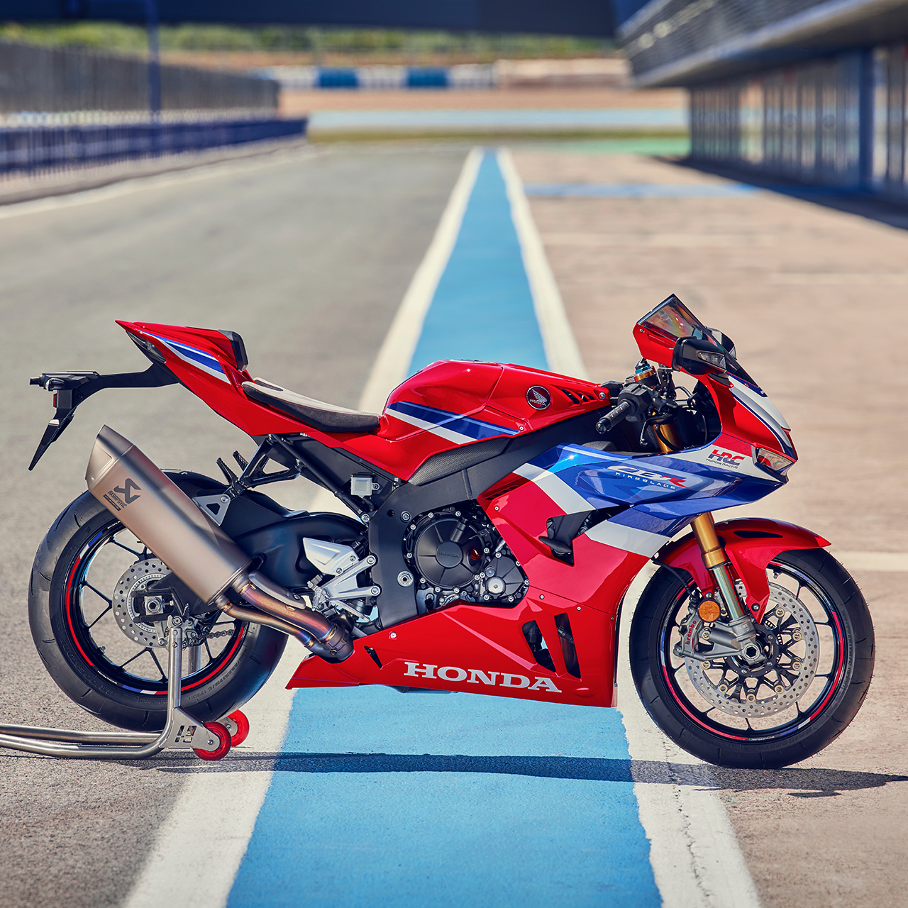 Boční pohled na Hondu CBR1000RR-R Fireblade na trati. 
