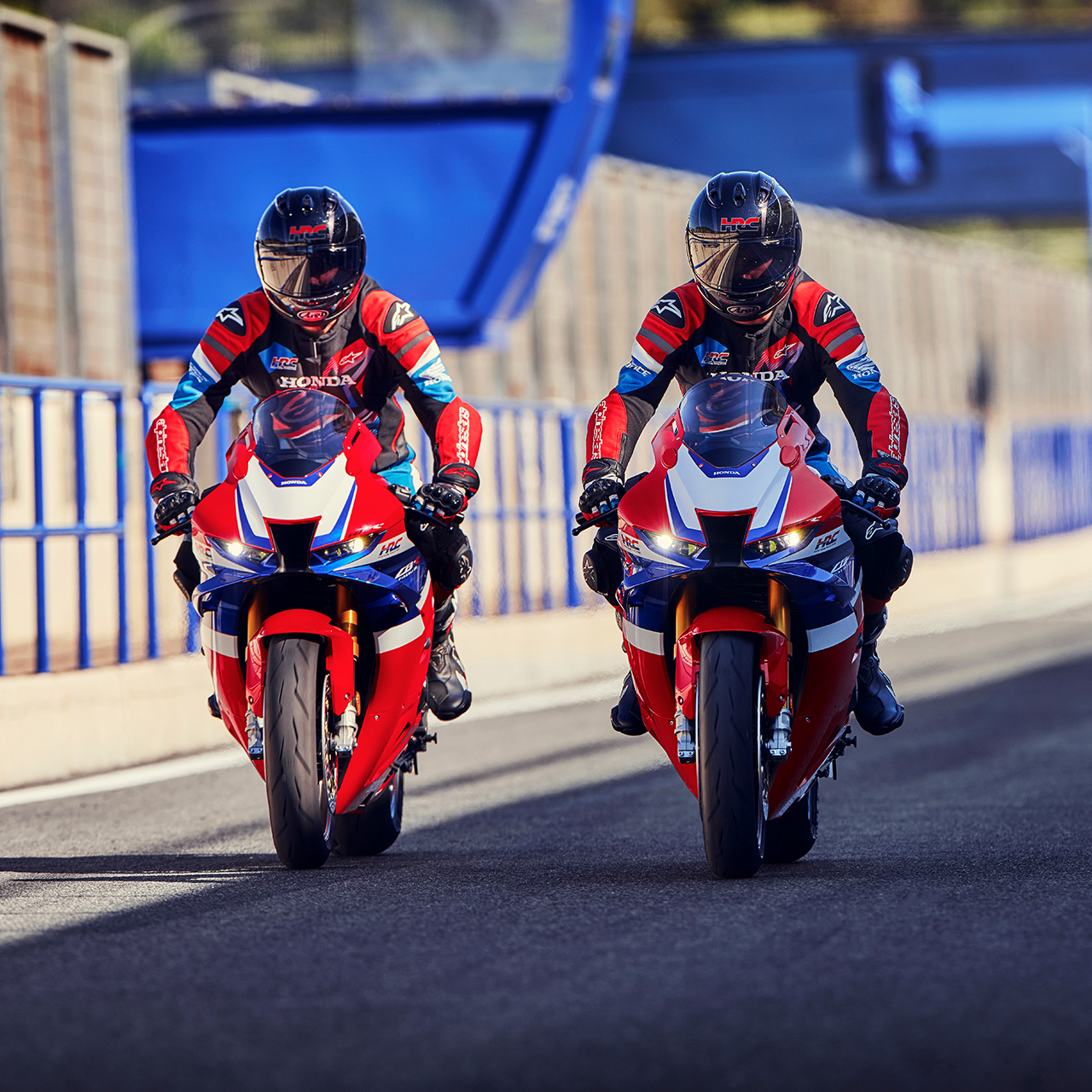 Dva jezdci jedoucí vedle sebe na trati na motocyklech Honda CBR1000RR-R Fireblade. 