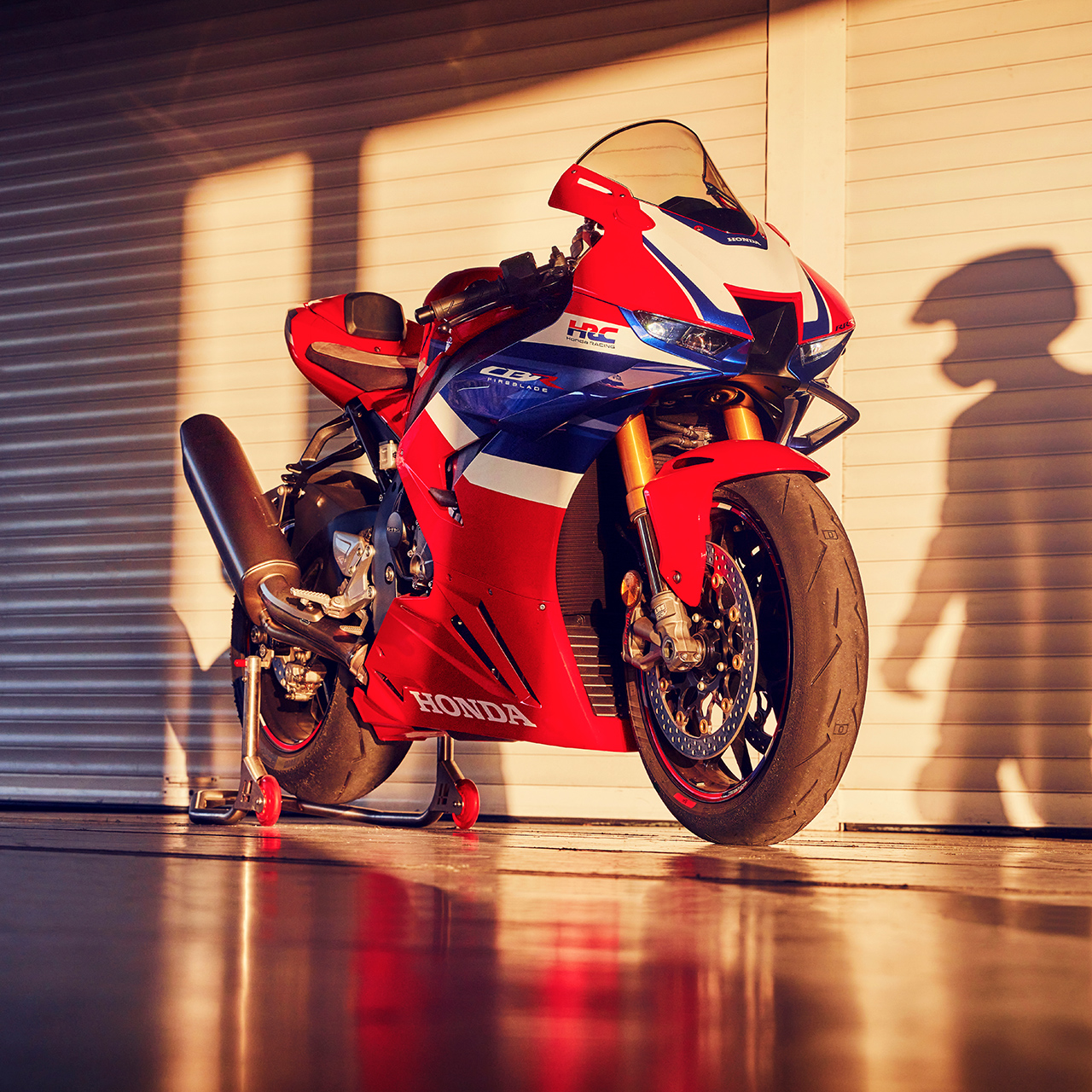 Honda CBR1100RR-R Fireblade zaparkovaná v garáži.