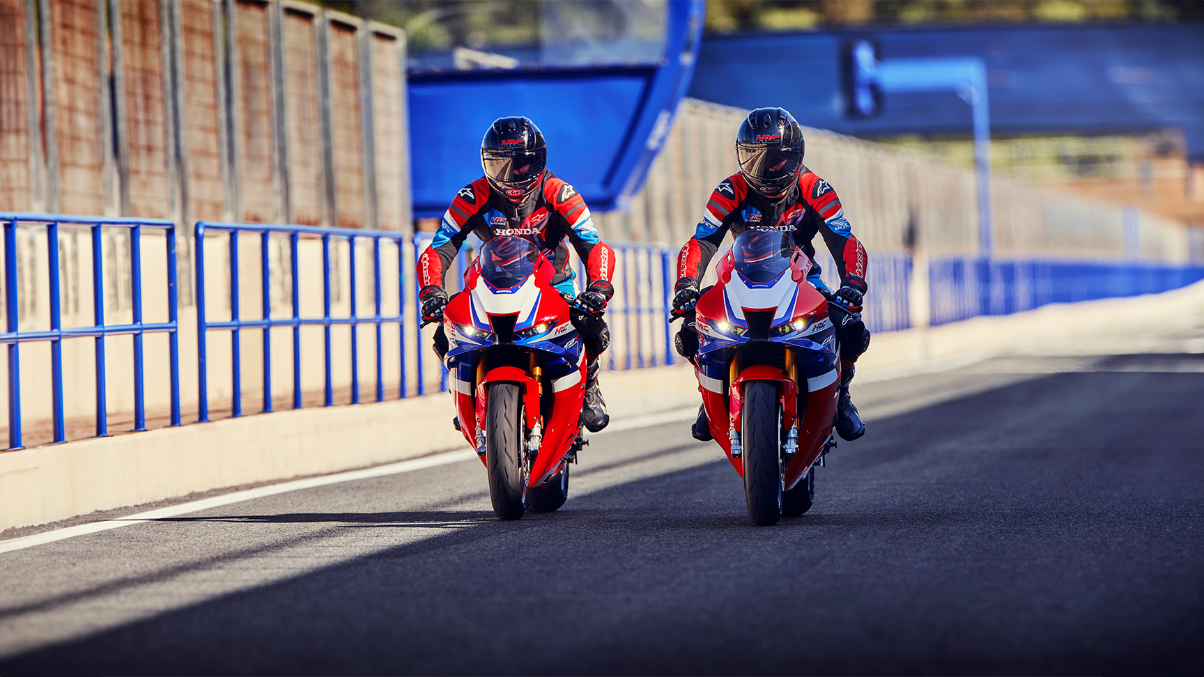 Dva jezdci jedoucí vedle sebe na trati na motocyklech Honda CBR1000RR-R Fireblade. 