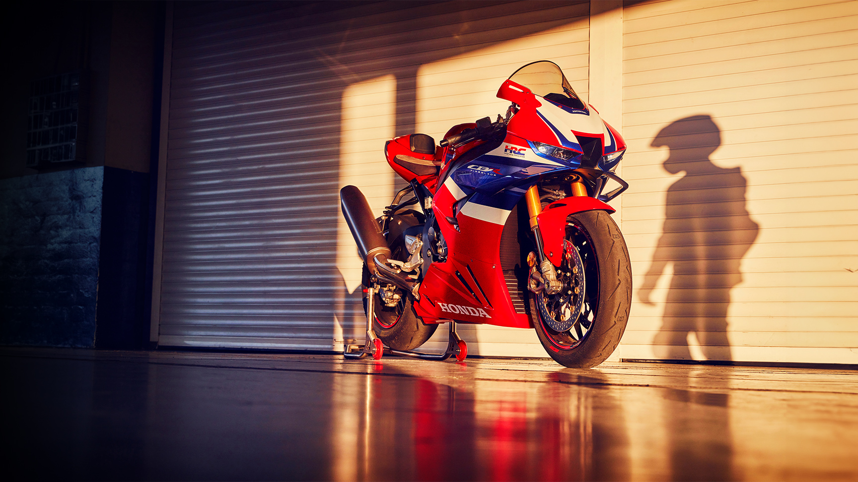 Honda CBR1100RR-R Fireblade zaparkovaná v garáži.