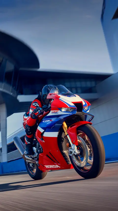 Jezdec na modelu CBR1000RR-R Fireblade na trati.