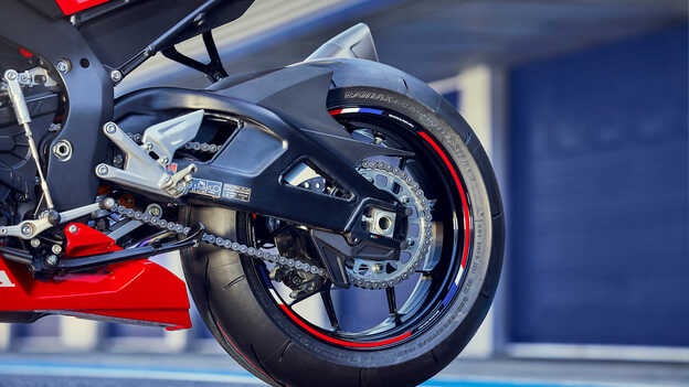 Detail zadního kola motocyklu Honda CBR1000rr-r Fireblade.