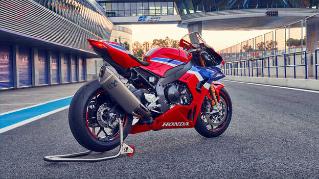 Detail zadního kola motocyklu Honda CBR1000rr-r Fireblade.