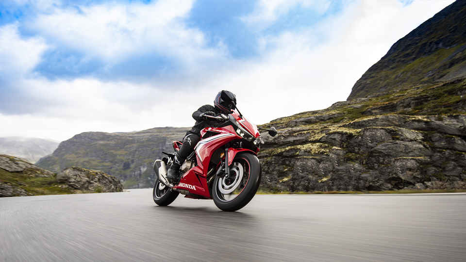 CBR500R, přední pravý poloprofil, s jezdcem, na horské cestě