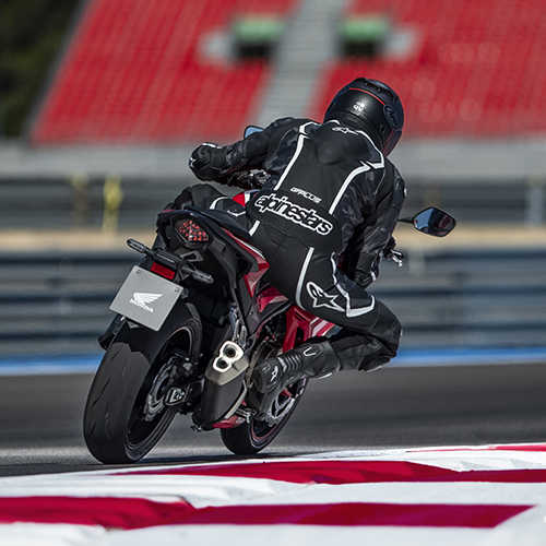 CBR500R, zadní pravý poloprofil, s jezdcem, na závodní dráze