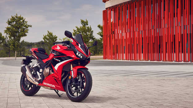 CBR500R: Agresivní supersportovní provedení a nové grafické prvky