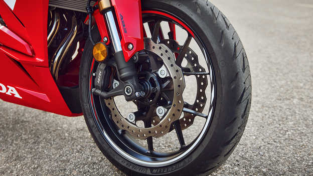 CBR500R: Nové dvojité přední kotoučové brzdy s radiálně uloženými třmeny
