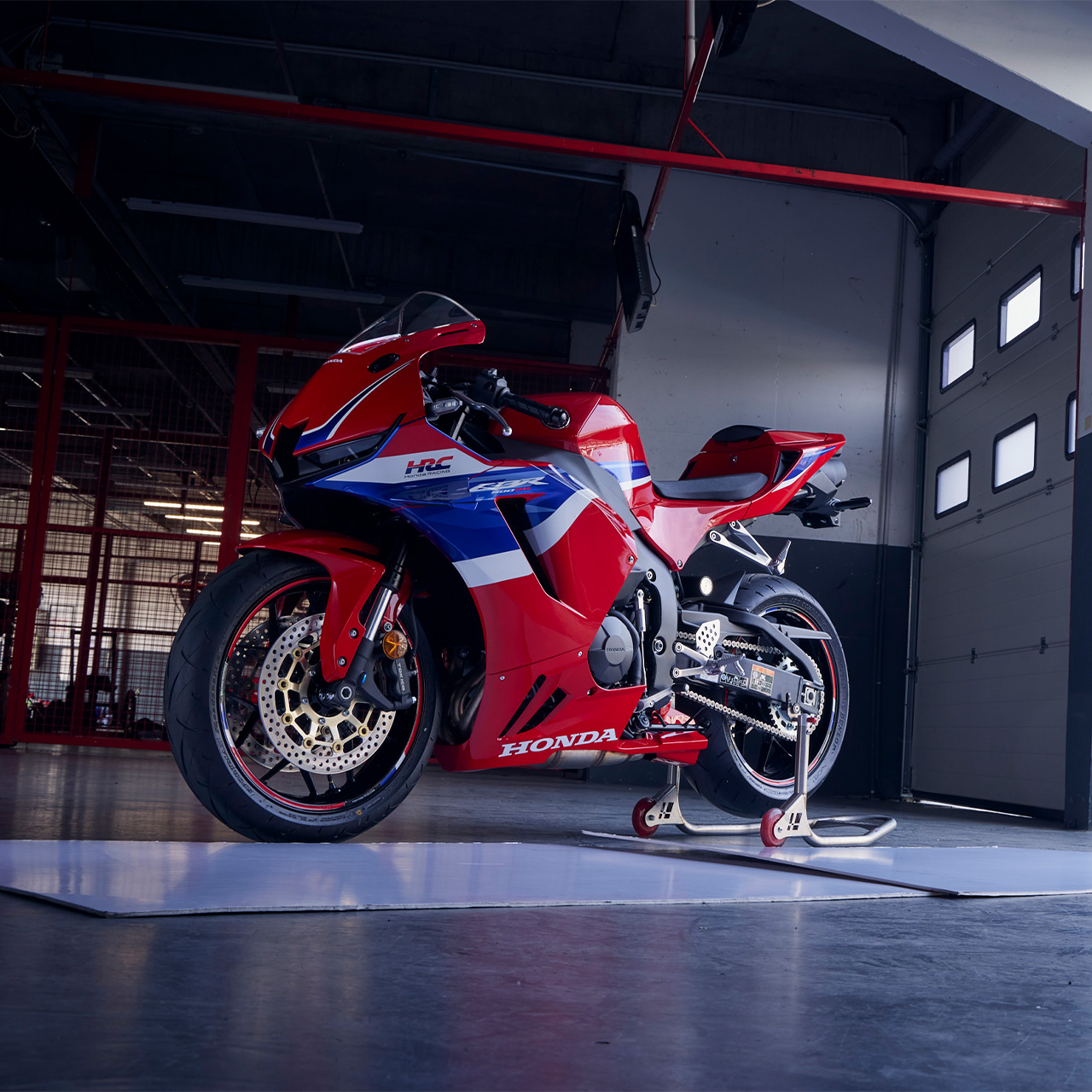 CBR600RR – statický přední tříčtvrtinový pohled v depu na okruhu