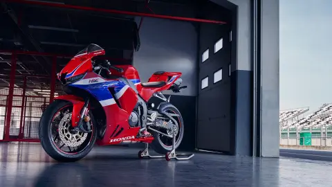 CBR600RR – statický přední tříčtvrtinový pohled v depu na okruhu