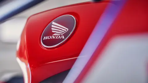 CBR600RR – detailní záběr na logo Honda